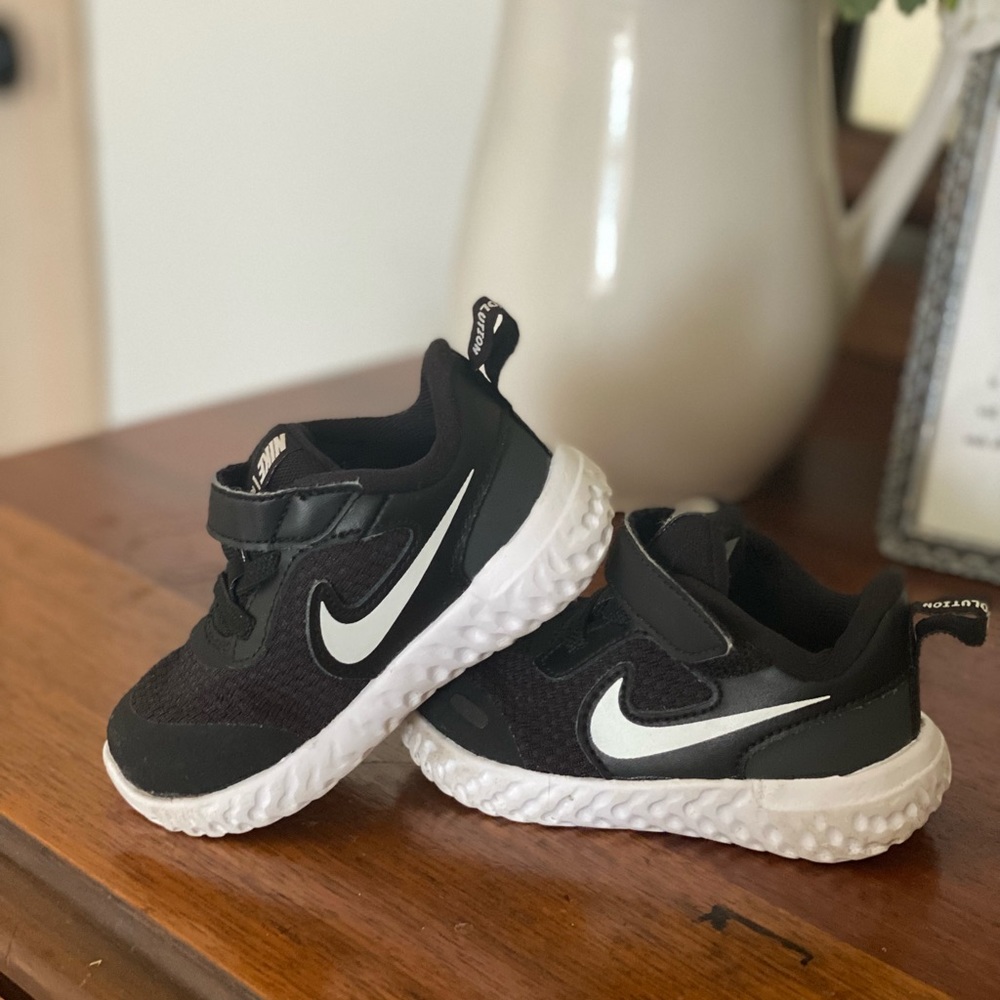 B&W baby Nike shoes size 5